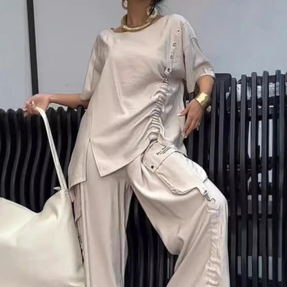 Tvådelad kostym med rundhalsad t-shirt och byxor för kvinnor