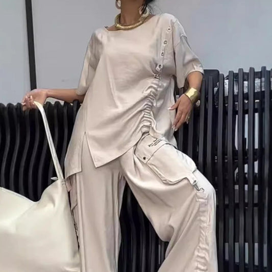 Tvådelad kostym med rundhalsad t-shirt och byxor för kvinnor